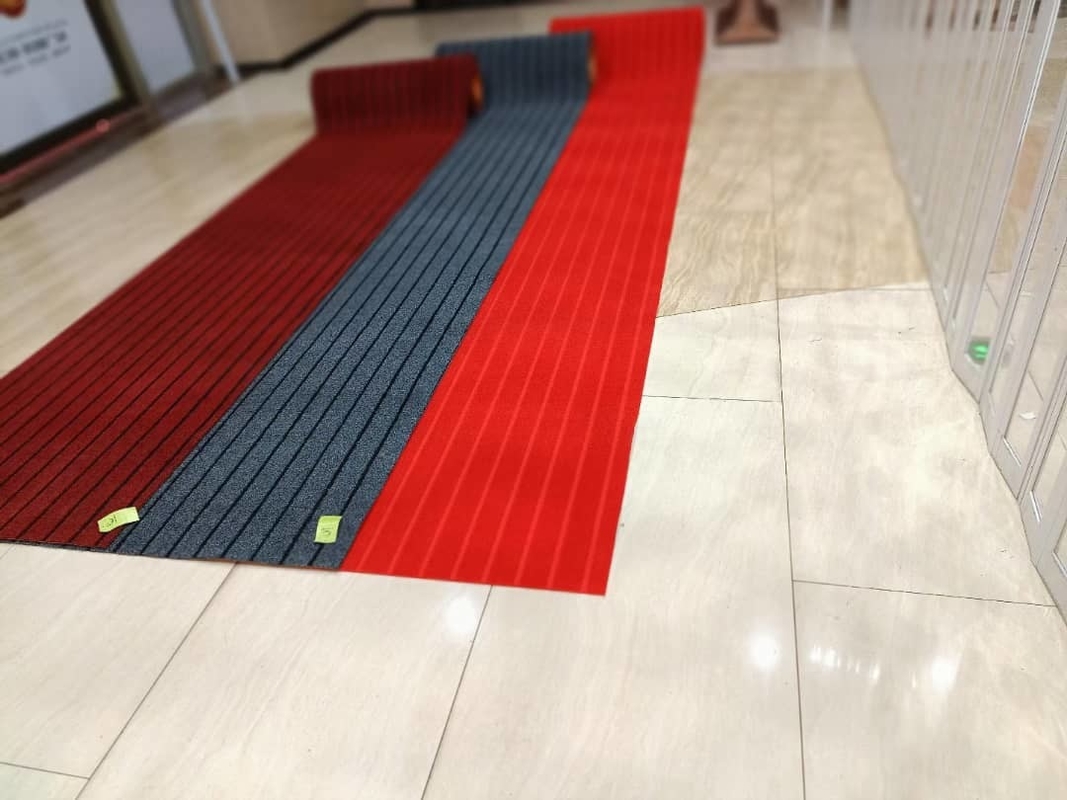 Color rojo de las alfombras del poliéster de la puerta del hotel lavable